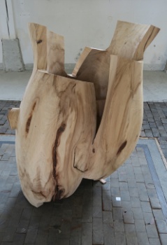 Holzskulptur StandingattheCrossroad 1