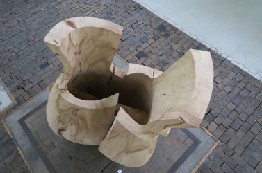 Holzskulptur StandingattheCrossroad 3