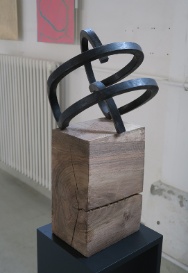 Stahl-Holzplastik Gestuetzt 5