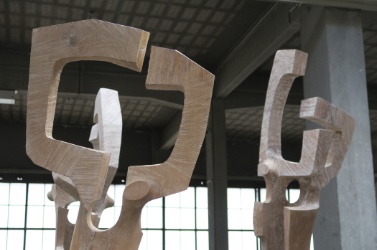 Holzskulptur DreiNornen Detail1