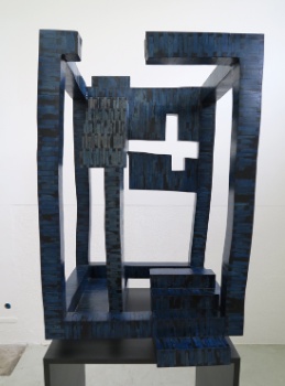 Holzplastik blauerTreppenraum 2015 3