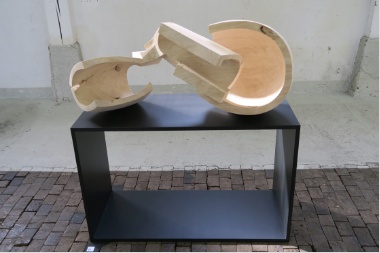 Holzskulptur Hohlraumbewegt 2