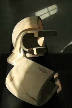 Holzskulptur Hohlraumbewegt 5